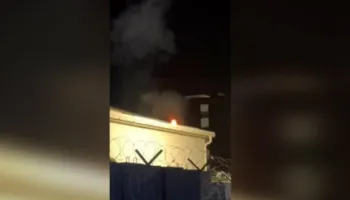 Dënimi i ish-krerëve të UÇK nga Haga, protestë deri në orët e vona në Prishtinë! Qytetarët hedhin gurë drejt zyrave të EULEX, merr flakë çatia