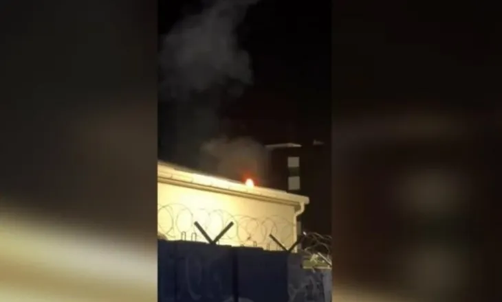 Dënimi i ish-krerëve të UÇK nga Haga, protestë deri në orët e vona në Prishtinë! Qytetarët hedhin gurë drejt zyrave të EULEX, merr flakë çatia