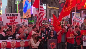 Dënimi i ish-krerëve të UÇK-së: Shqiptarët protestojnë në Times Square dhe këndojnë “Mora fjalë”