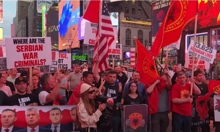 Dënimi i ish-krerëve të UÇK-së: Shqiptarët protestojnë në Times Square dhe këndojnë “Mora fjalë”