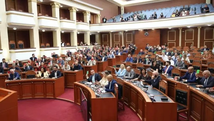 Denoncimet e Ahmetajt nga arratia për trafikun e armëve, Opozita kërkon Komision Hetimor Parlamentar