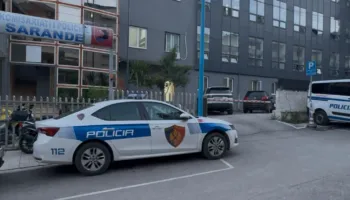 Denoncimi tronditës: Të arrestuarit morën peng efektivin brenda Komisariatit të Sarandës