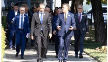 Deputetë të PD-së shkojnë në Parlament me simbolet e UÇK-së (FOTO)