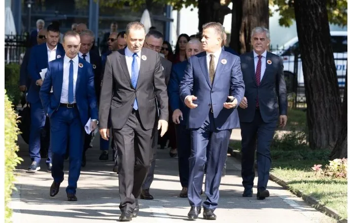 Deputetë të PD-së shkojnë në Parlament me simbolet e UÇK-së (FOTO)