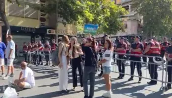 Deputetët në seancë, qytetarët mblidhen te Parlamenti. Policia vendos gardh metalik
