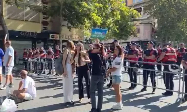 Deputetët në seancë, qytetarët mblidhen te Parlamenti. Policia vendos gardh metalik