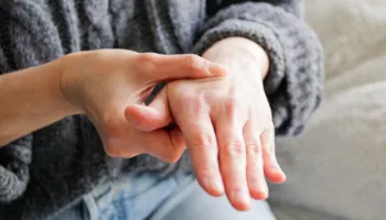 Dhimbjet e pashpjegueshme dhe mpirja: Çfarë fshihet pas simptomave që shpesh çojnë në diagnozë të gabuar