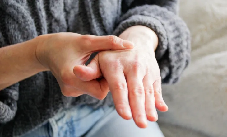 Dhimbjet e pashpjegueshme dhe mpirja: Çfarë fshihet pas simptomave që shpesh çojnë në diagnozë të gabuar