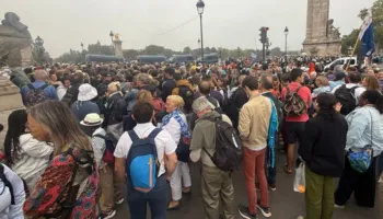 Dhjetëra mijëra besimtarë mblidhen në Paris për meshën e Papa Leonit XIV