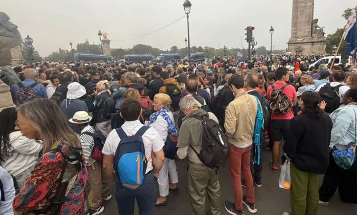 Dhjetëra mijëra besimtarë mblidhen në Paris për meshën e Papa Leonit XIV