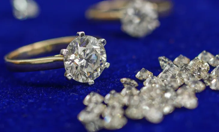Diamantet humbasin shkëlqimin: Çmimet bien në nivele historike