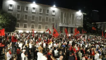 ‘Diaspora nuk ka për tia falur Ramës!  Shqiptarët e bashkuar pushteti i tmerruar! Dita e 105 e protestës në foto
