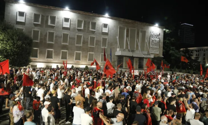 ‘Diaspora nuk ka për tia falur Ramës!  Shqiptarët e bashkuar pushteti i tmerruar! Dita e 105 e protestës në foto