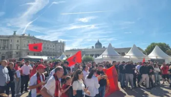 Diaspora shqiptare në Austri proteston kundër dënimit të 4 ish-krerëve të UÇK-së: Nuk do të heshtim për dëshmorët tanë