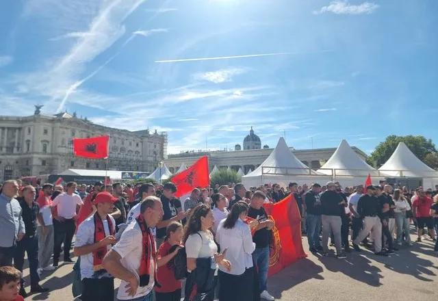 Diaspora shqiptare në Austri proteston kundër dënimit të 4 ish-krerëve të UÇK-së: Nuk do të heshtim për dëshmorët tanë