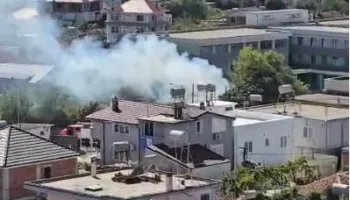Digjet një shtëpi në Fushë-Krujë, flakët shkrumbojnë çatinë