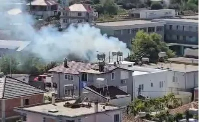 Digjet një shtëpi në Fushë-Krujë, flakët shkrumbojnë çatinë