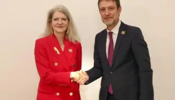 “Diskutime për disa fusha bashkëpunimi”- Hoxha takohet me Nënsekretaren Amerikane të Shtetit, Hooker: Shqipëri-SHBA avancojnë interesat e përbashkëta