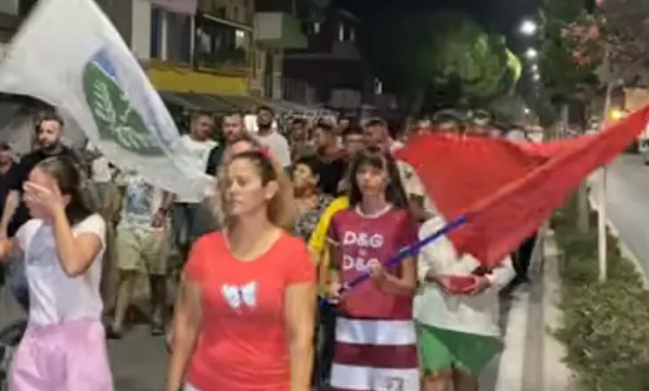 Dita 38-të e protestës në Divjakë! Qytetarët nuk ndalen, kundërshtojnë shkrirjen e bashkisë