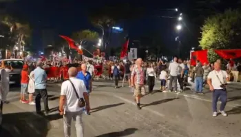Dita e 100-të e protestës/ Qytetarët marshojnë drejt Kryeministrisë me pankarta dhe flamuj kuqezi