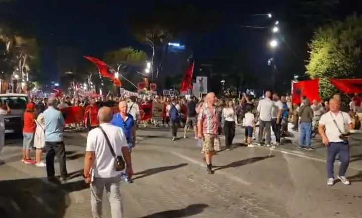 Dita e 100-të e protestës/ Qytetarët marshojnë drejt Kryeministrisë me pankarta dhe flamuj kuqezi