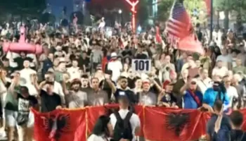 Dita e 101-të/ Pas tensioneve te Kuvendi, protestuesit marshojnë drejt Kryeministrisë