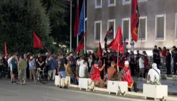 Dita e 105-të e protestës, qytetarët vijojnë të qëndrojnë përballë Kryeministrisë! Një pjesë e protestuesve vijojnë marshimin në rrugë