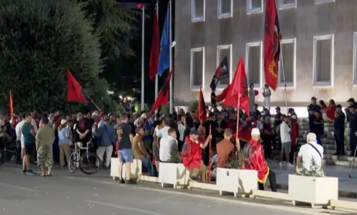 Dita e 105-të e protestës, qytetarët vijojnë të qëndrojnë përballë Kryeministrisë! Një pjesë e protestuesve vijojnë marshimin në rrugë