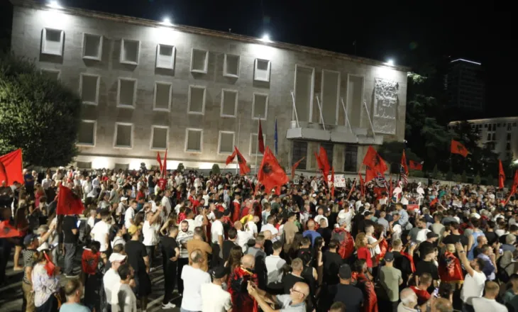 Dita e 105-të e revoltës, protestuesit mbyllin fjalimet, nisin rrethimin e Kryeministrisë