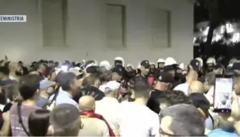Dita e 94-t e tubimit, vijojnë tensionet mes Policisë dhe protestuesve! Shtohen forcat e rendit, mbërrin dhe autoboti i ujit (FOTO)