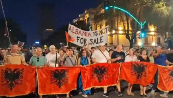 Dita e 98-të e protestës/ Qytetarët marshojnë drejt Kryeministrisë: Rama jepe dorëheqjen
