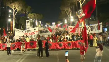 Dita e 99-të e protestave kundër Ramës, qytetarët nisin marshimin: Poshtë komunistët