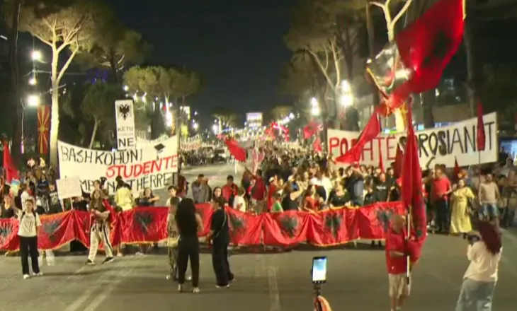 Dita e 99-të e protestave kundër Ramës, qytetarët nisin marshimin: Poshtë komunistët