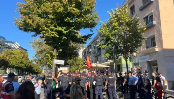 Dita e parë e shkollës nis me protestë te Zogu i Zi, policia shoqëron disa qytetarë