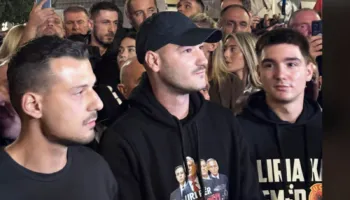 Djali i Kadri Veselit emocionon me fjalimin: Nuk e kemi humbur besimin te perëndimi