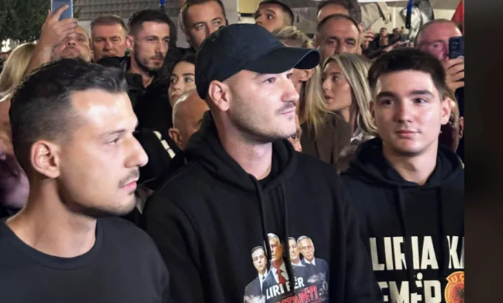 Djali i Kadri Veselit emocionon me fjalimin: Nuk e kemi humbur besimin te perëndimi