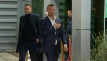 Djali i Thaçit e Veselit arrijnë së bashku në Kosovë: Ne besojmë që ata do të kthehen të pafajshëm