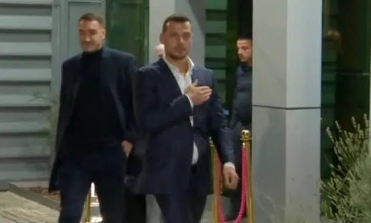Djali i Thaçit e Veselit arrijnë së bashku në Kosovë: Ne besojmë që ata do të kthehen të pafajshëm