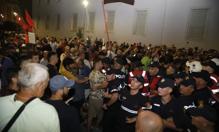 Dje rrethuan Ramën në zyrë, qytetarët rikthehen në protestën e 95-të: Asgjë nuk të shpëton, jep dorëheqjen!