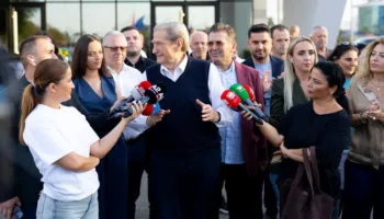 “Do përfundosh në burg! E shkatërrove PD-në”/ Qytetarët masakrojnë Berishën pas kthimit nga SHBA