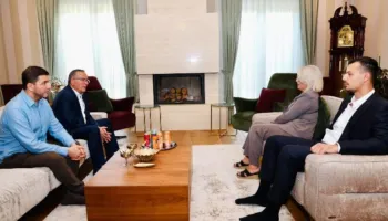 “Do të vazhdojmë betejën për drejtësi”, Hamza viziton familjet Thaçi, Veseli dhe Krasniqi