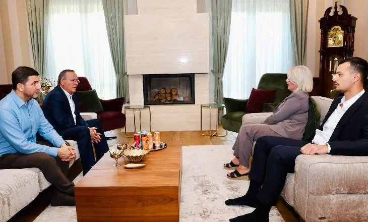 “Do të vazhdojmë betejën për drejtësi”, Hamza viziton familjet Thaçi, Veseli dhe Krasniqi