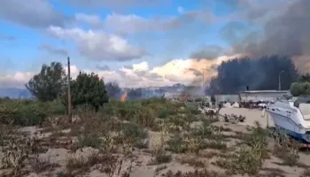 Dogji mbeturinat në Durrës, banori dyshohet se shkaktoi zjarrin në lagjen 13, flakët pranë banesave
