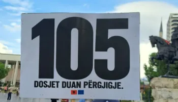 “Dosjet duan përgjigje”/ Qytetetarët, mesazhe të forta me pankarta: Mjaft me skandale e vjedhje pa mbarim!