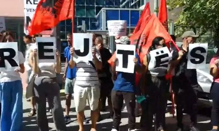 ‘Drejtësi’ – Qytetarët protestë para SPAK, kërkojnë të hetohen audiopërgjimet e Arben Ahmetajt