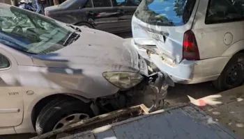 Drejtuesi humb kontrollin e makinës dhe përplaset me 3 automjete, plagoset një këmbësor në Durrës