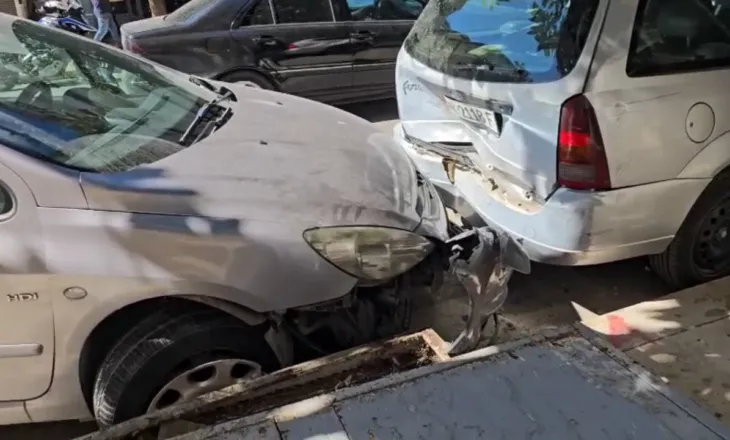 Drejtuesi humb kontrollin e makinës dhe përplaset me 3 automjete, plagoset një këmbësor në Durrës