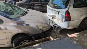Drejtuesi humb kontrollin e mjetit dhe përplaset me 3 makina në Durrës, plagoset një këmbësor!