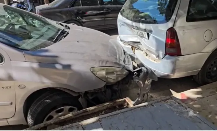 Drejtuesi humb kontrollin e mjetit dhe përplaset me 3 makina në Durrës, plagoset një këmbësor!