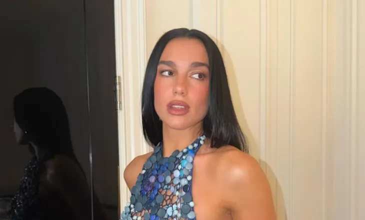 Dua Lipa zgjedh një veshje të krijuar nga objekte të mbledhura që nga fëmijëria